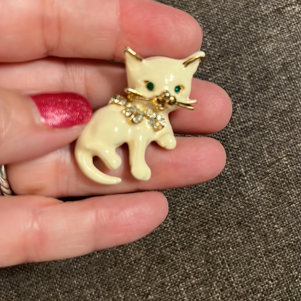 VINTAGE ๐๐๐๐
๐ ENAMELED & JEWELED KITTY BROOCH - Picture 7 of 10